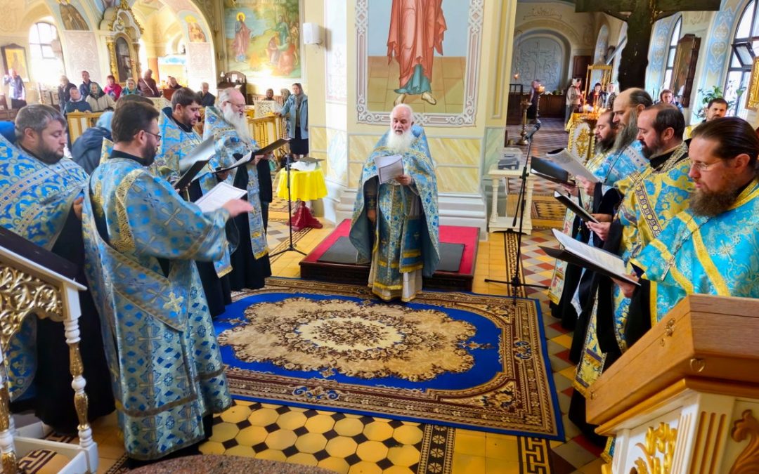 Священнослужители совершили молебен с акафистом у Луганской иконы Божией Матери