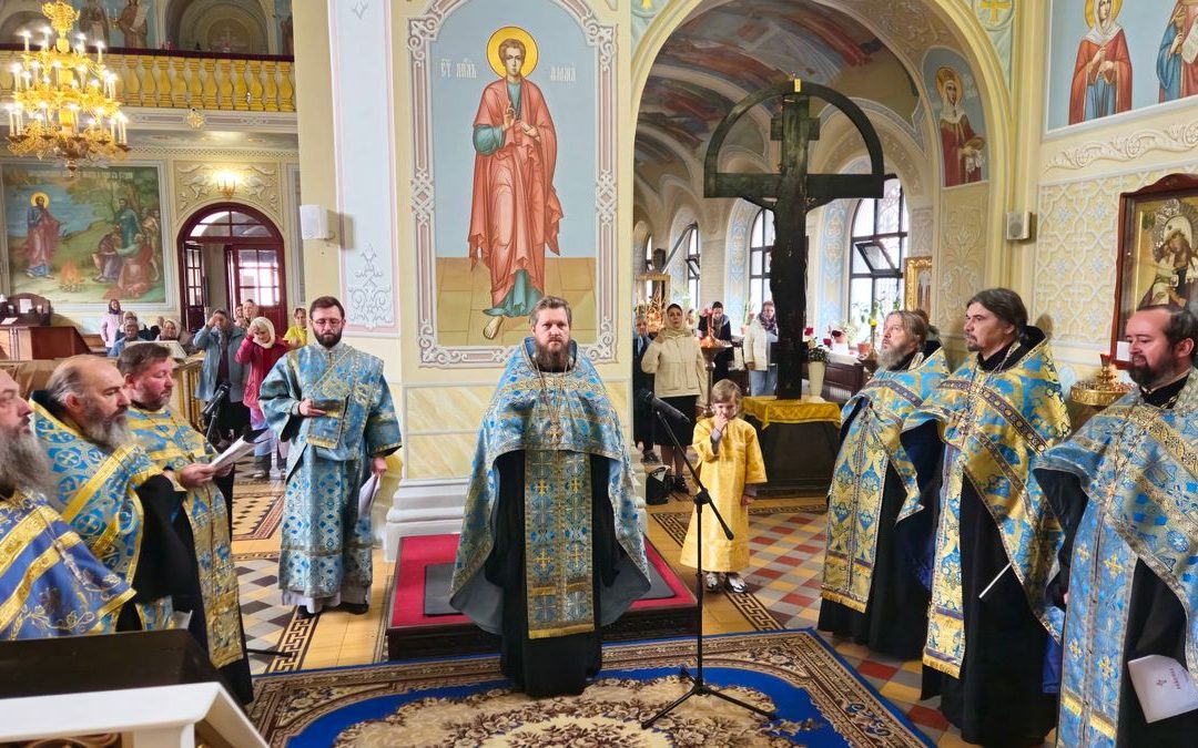 Священнослужители совершили молебен с акафистом у Луганской иконы Божией Матери