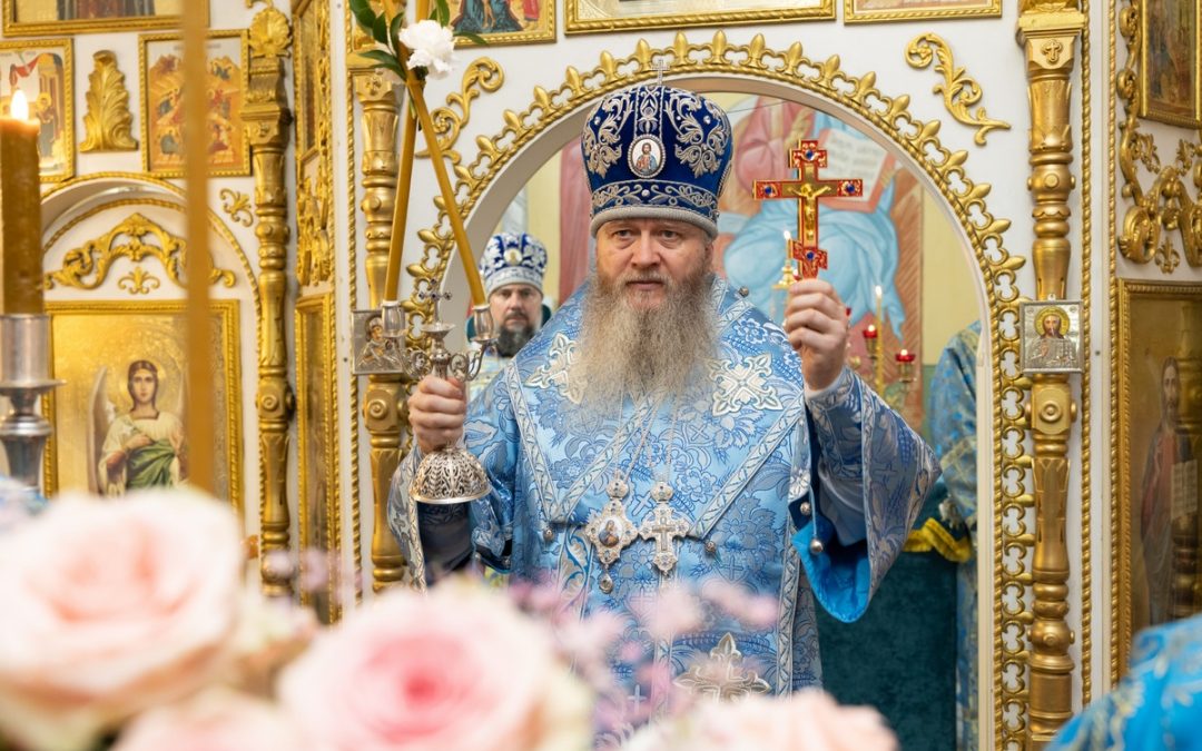 Митрополит Пантелеимон возглавил престольный праздник Покровского храма Луганска