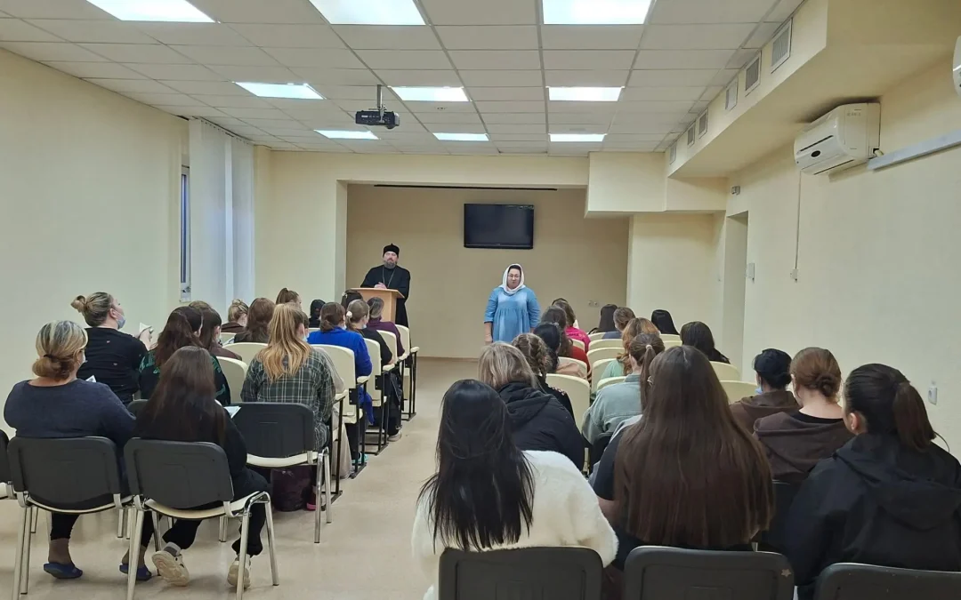 «Готовимся к родам по‑православному»: просветительская миссия в перинатальных центрах в День беременных